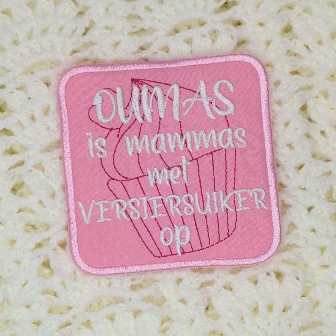 This is an image of a coaster machine embroidery design featuring the Afrikaans quote "Oumas is mammas met versiersuiker op." This coaster machine embroidery design is perfect for making coaster mother's day gifts for mom and grandma.